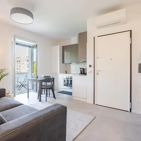 Ivy - Chicago Apartment Latina